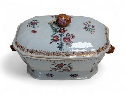 Compagnie des Indes porcelain tureen, the...