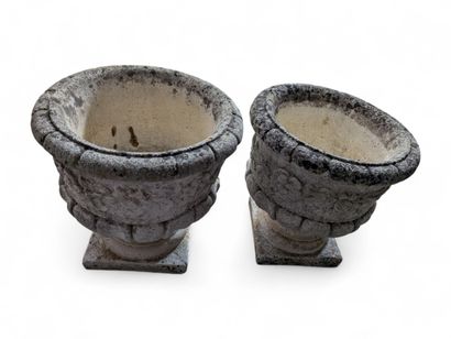 Paire de pots de jardin de forme Médicis...