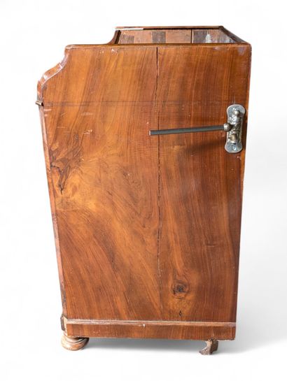 Commode de toilette en loupe d'acajou. La...