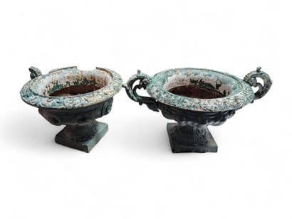 Paire de vases de jardin à anses en fonte...