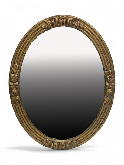 Miroir ovale avec cadre en bois sculpté laqué...