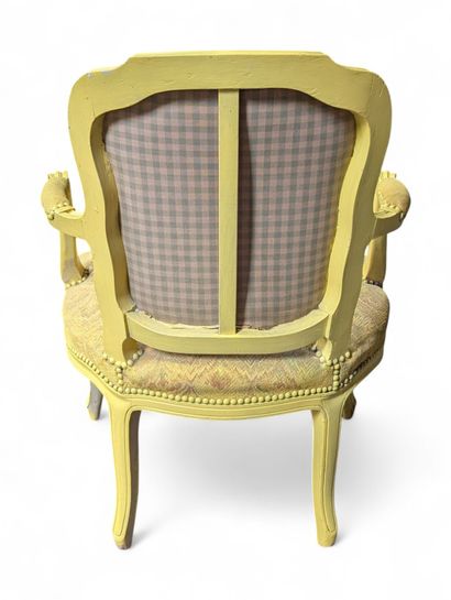 Fauteuil à dossier violonné en bois relaqué...