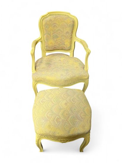 Fauteuil à dossier violonné en bois relaqué...