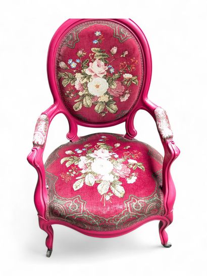 Fauteuil à dossier médaillon en bois entièrement...