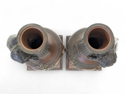 Paire de petites cassolettes en bronze à...
