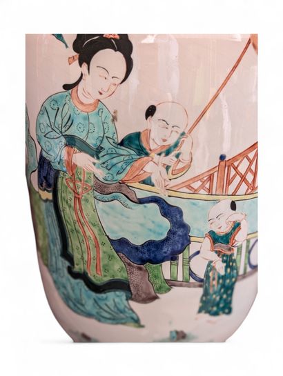 Vase globulaire en porcelaine à décor dit...