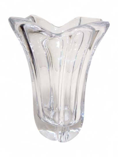 VANNES
Vase tulipe en cristal, la base ajourée...