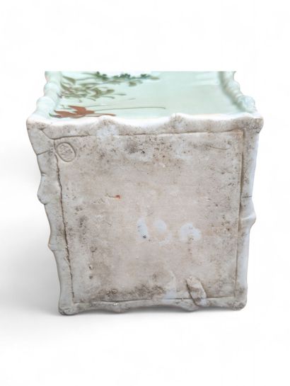 Paire de vases en porcelaine avec des fûts...
