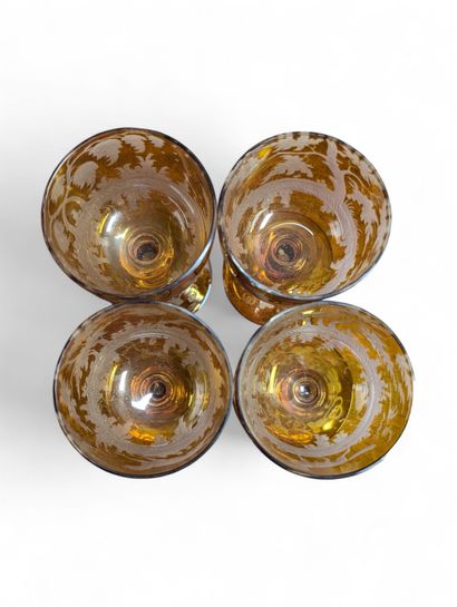 Suite de 4 verres à liqueur en verre overlay...