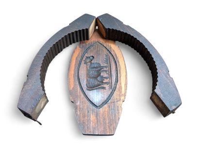 Moule à beurre ovale en chêne sculpté à décor...
