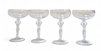 4 coupes à champagne et 4 verres à liqueur...