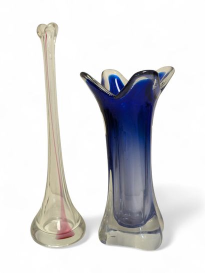 Réunion de deux vases modernistes en cristal...