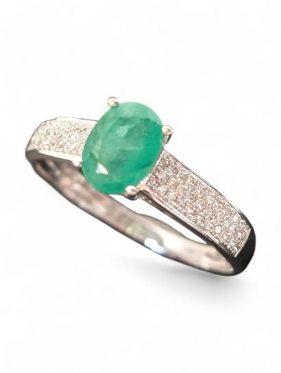 Bague en or blanc 9K (375/oo) centrée d'une...