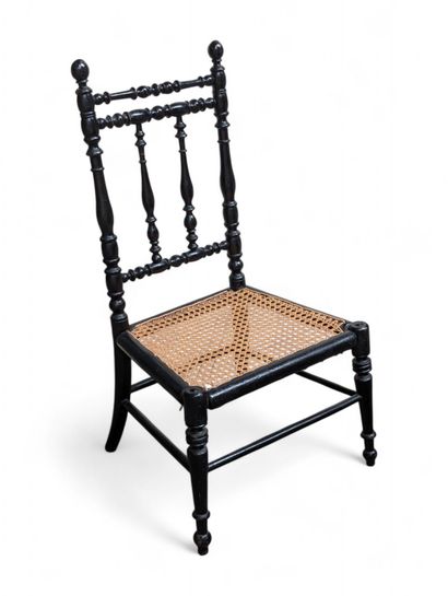 Chaise pour enfant en bois noirci tourné....
