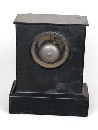 Importante pendule borne en marbre noir et...