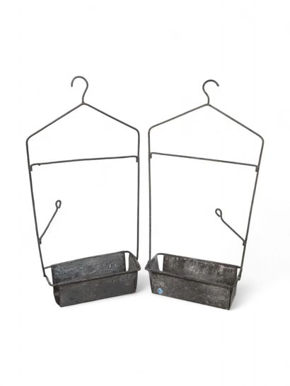 Paire de porte-vêtements en zinc avec jardinière...
