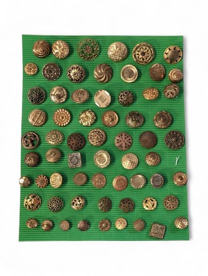 Collection de 64 boutons en métal doré, laiton...