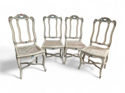 Suite de quatre chaises cannées en bois laqué...