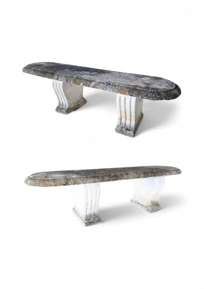 Paire de bancs de jardin en pierre reconstituée...