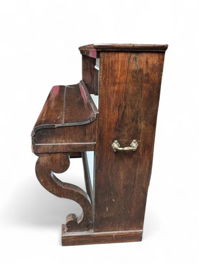 Piano droit en palissandre de marque PLEYEL,...