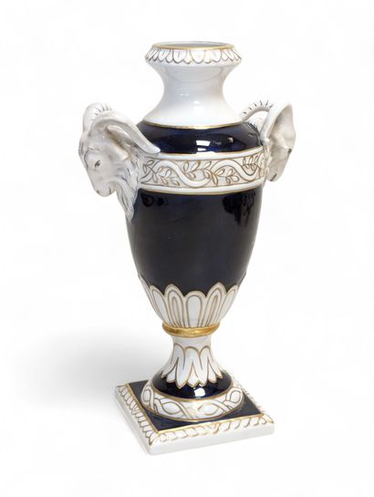 ROYAL DUX BOHEMIA
Vase en porcelaine à deux...