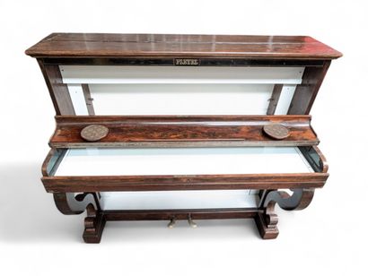 Piano droit en palissandre de marque PLEYEL,...