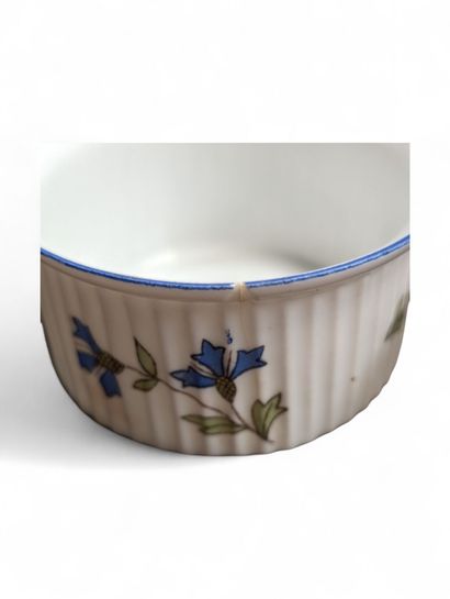 Suite de 5 pots à épices en porcelaine à...