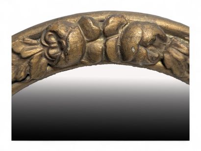 Miroir ovale avec cadre en bois sculpté laqué...