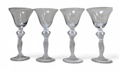 4 coupes à champagne et 4 verres à liqueur...
