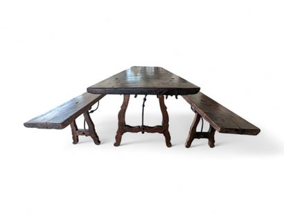 Grande table de communauté et ses deux bancs...