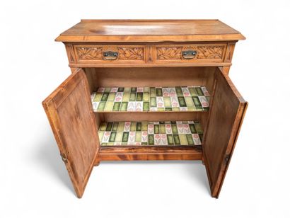 Buffet dressoir en chêne mouluré et sculpté....