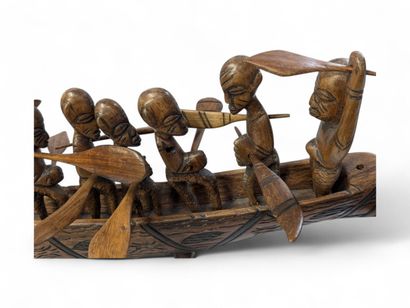 Grande barque en bois sculpté partiellement...