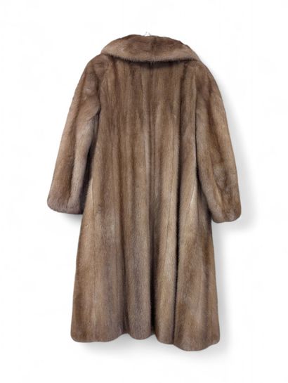 EMPIRE FOURRURES - Paris
Manteau long de...