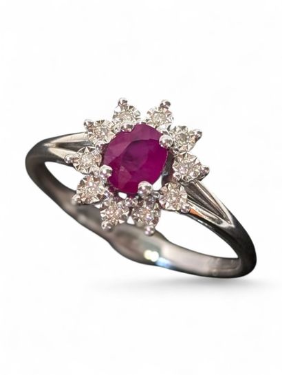 Bague Marquise en or blanc 18K (750/oo) centrée...