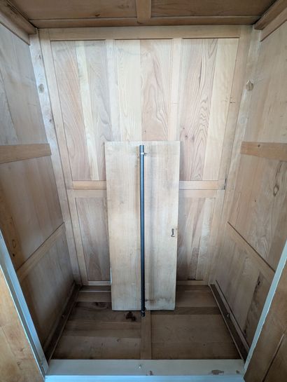 Armoire penderie en bois entièrement laqué...