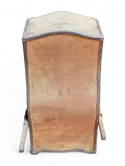 Petite vitrine à poser imitant une chaise...