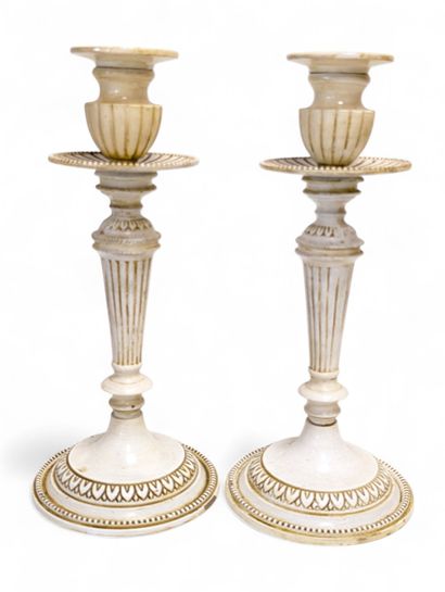 Paire de bougeoirs de table en tôle émaillée...