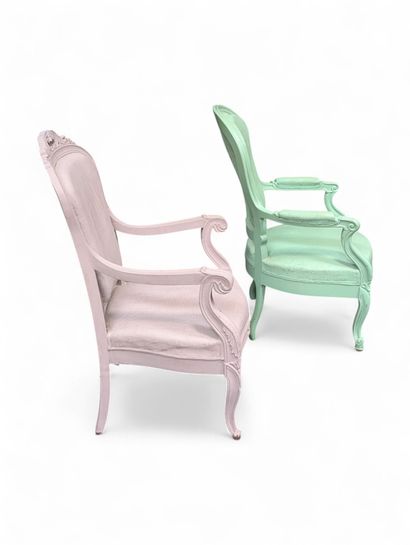 Réunion de trois fauteuils en chêne peint,...