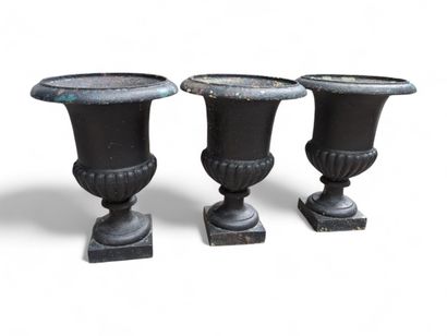 Suite de 3 vases Médicis formant cache-pot...