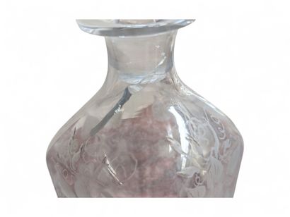 Suite de trois carafes en cristal moulé à...