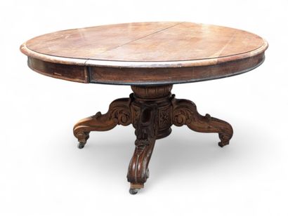 Table ovale en chêne reposant sur un piétement...