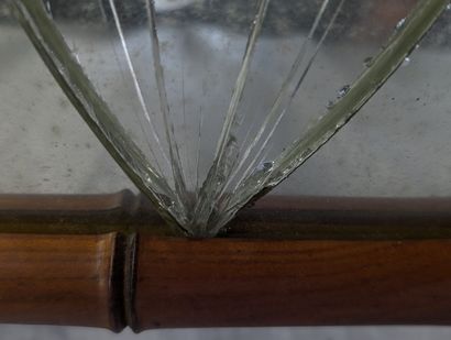 Miroir cadre en bambou sculpté à décor d'écoinçons...