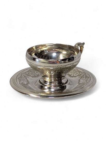 Tasse sur piédouche et sa sous-tasse en argent...