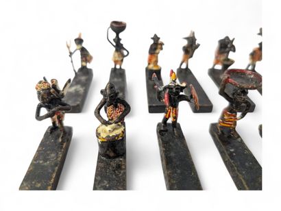 Suite de 12 porte-couteaux en bronze à la...
