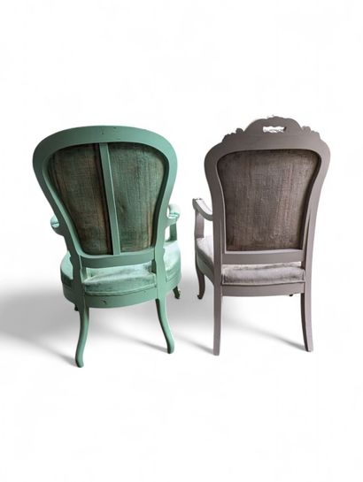 Réunion de trois fauteuils en chêne peint,...