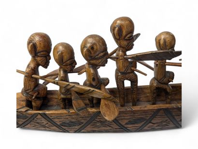 Grande barque en bois sculpté partiellement...