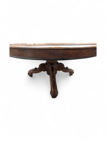 Table ovale en chêne reposant sur un piétement...