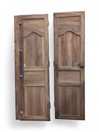 Façade d'ancienne armoire en chêne ouvrant...