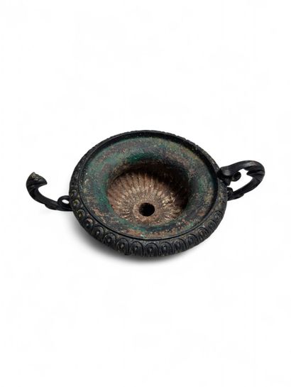 Vase à anse de forme Médicis en fonte laquée...