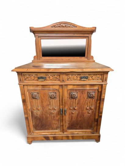 Buffet dressoir en chêne mouluré et sculpté....